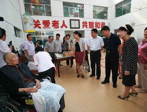 中国计生协常务副会长杨玉学在长治市考察计生家庭养老服务试点